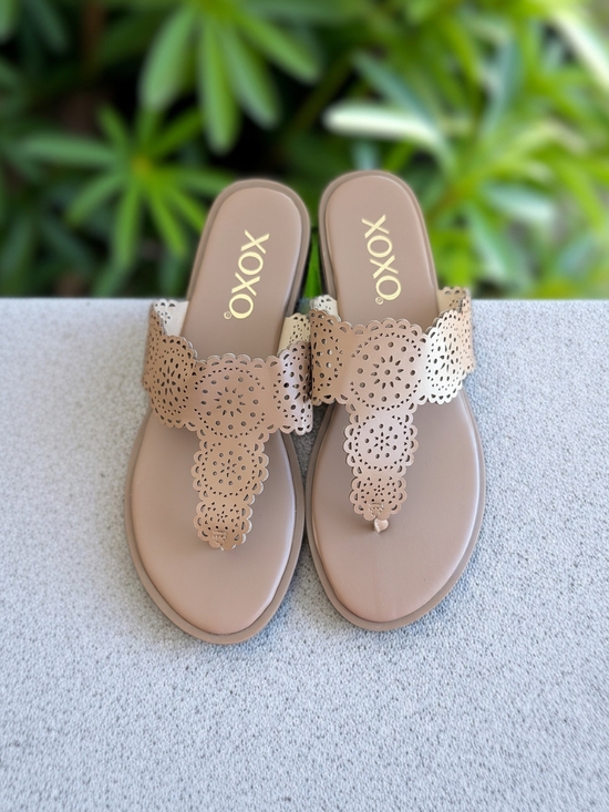 XOXO Shoes - XOXO Women's 6 Scalloped Toe-Post Sandals in Taupe